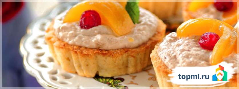 Тарталетки с персиками и бананами