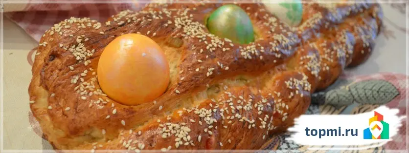 Плетеный хлеб с пасхальными яйцами